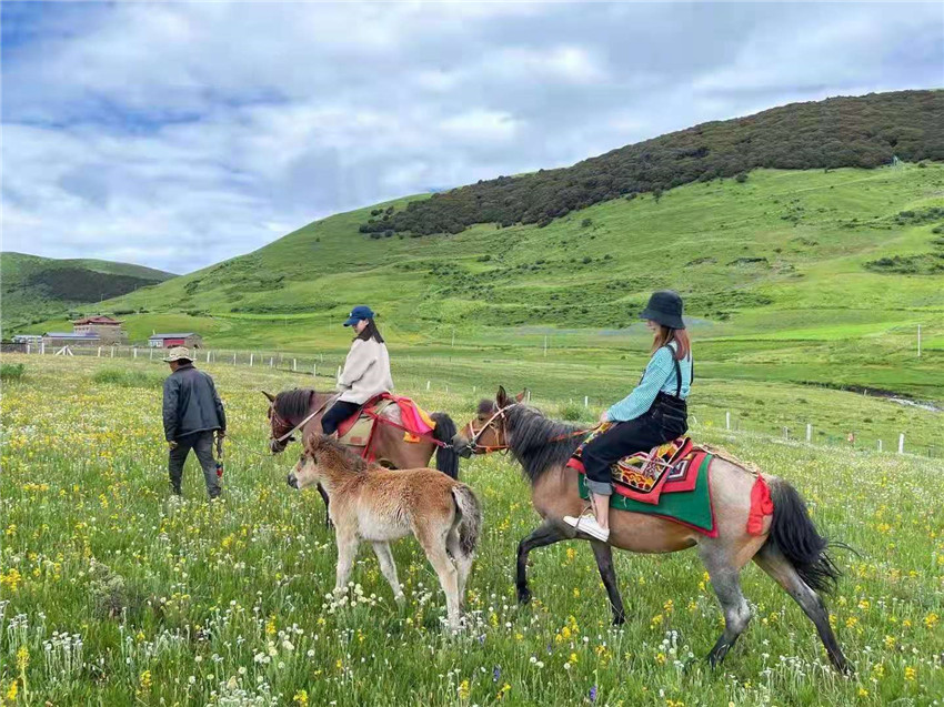 游客在祝?；êｓw驗騎馬  任剛.jpg