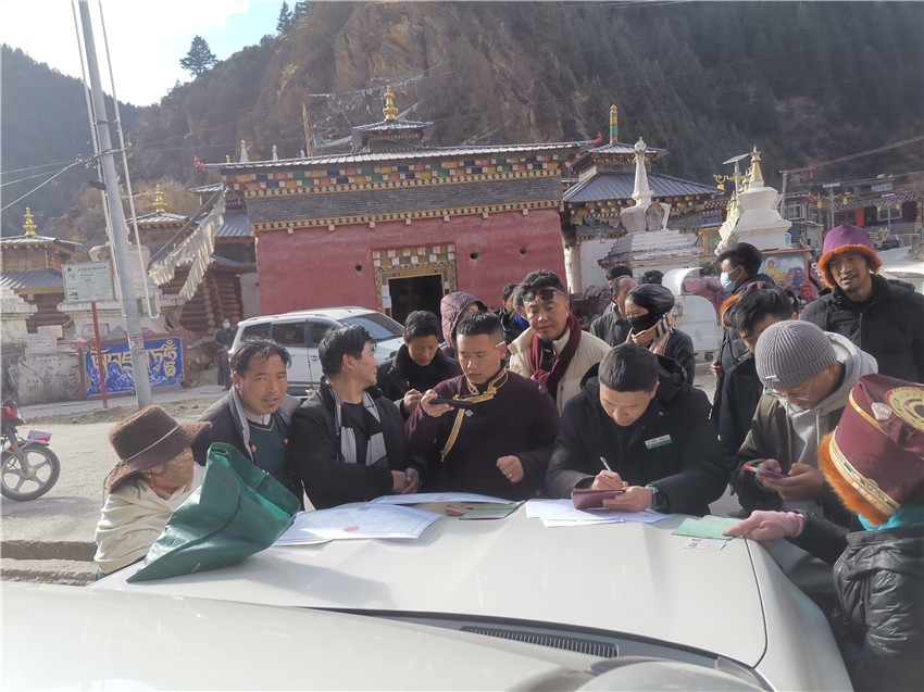 別樣的汽車銀行很接地氣，農(nóng)行德格縣支行開展農(nóng)戶信息建檔，現(xiàn)場為百姓開展金融服務(wù)。.jpg