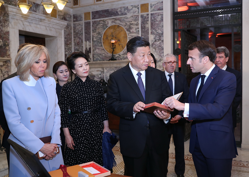 2019年3月24日，習近平在法國尼斯會見法國總統(tǒng)馬克龍。會見前，馬克龍向習近平贈送1688年法國出版的首部《論語導讀》法文版原著。