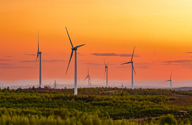 2023年5月23日清晨拍攝的內(nèi)蒙古興安盟烏蘭浩特市呼和馬場(chǎng)風(fēng)力光伏發(fā)電場(chǎng)內(nèi)的風(fēng)機(jī)。