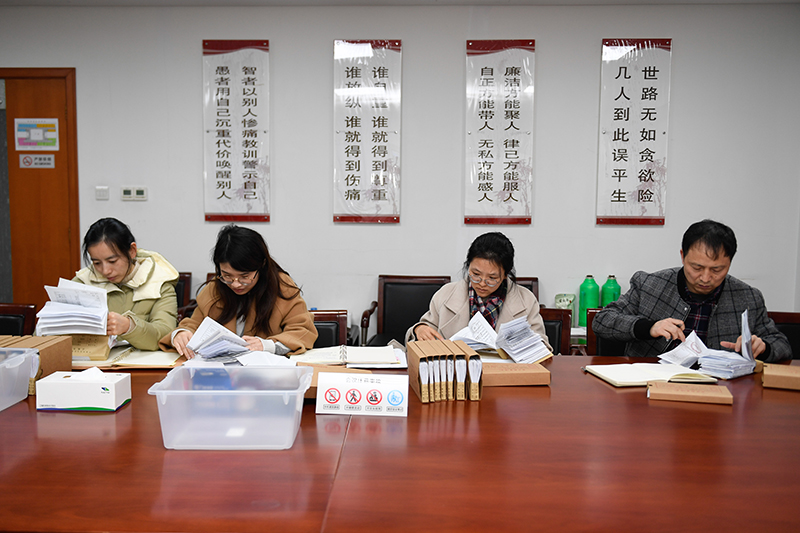 2020年1月8日，浙江寧波市北侖區(qū)紀委工作人員在檢查北侖區(qū)大數(shù)據(jù)發(fā)展管理中心2019年的公款消費票據(jù)，查找是否存在違規(guī)問題。