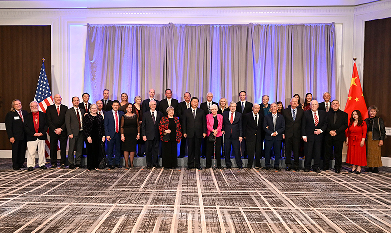 這是美國友好團體聯(lián)合歡迎宴會開始前，習近平主席會見飛虎隊和史迪威將軍后人、鼓嶺、艾奧瓦州、華盛頓州等方面友好人士代表，同他們親切交談并合影留念。