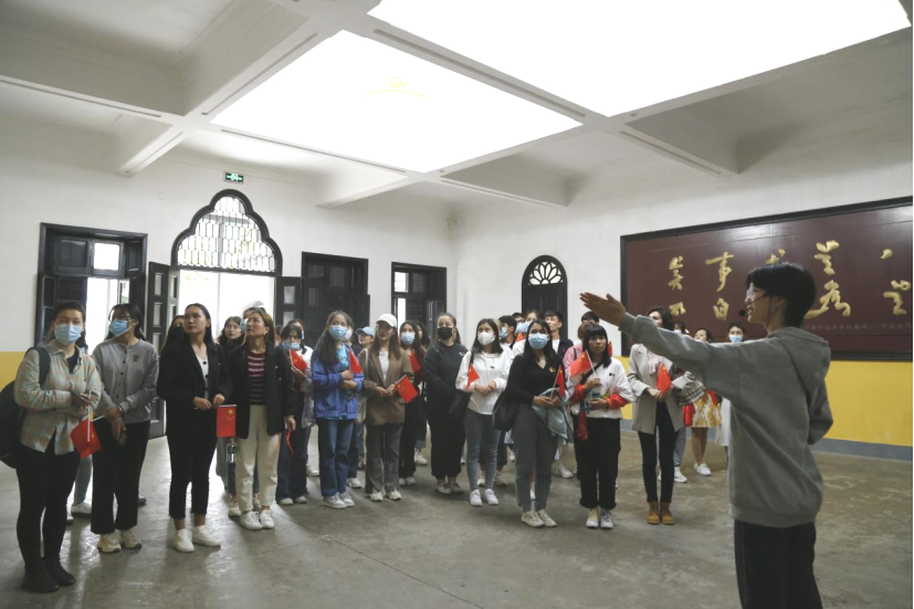 2021年5月20日，在喜迎中國(guó)共產(chǎn)黨建黨100周年之際，我校開展了少數(shù)民族學(xué)生“學(xué)黨史、感恩黨、跟黨走”紅色研學(xué)活動(dòng)。