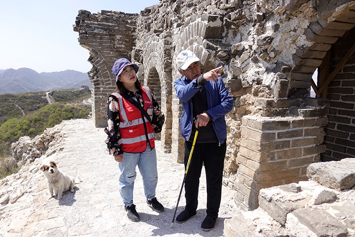 在明長城遺址上，梅景田給外甥女劉紅巖講述長城故事。