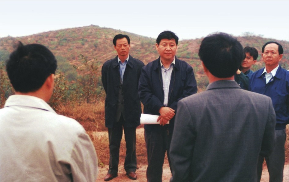 1999年11月，習(xí)近平在龍巖市長(zhǎng)汀縣河田水土流失治理區(qū)調(diào)研。圖源：《習(xí)近平在福建（下）》