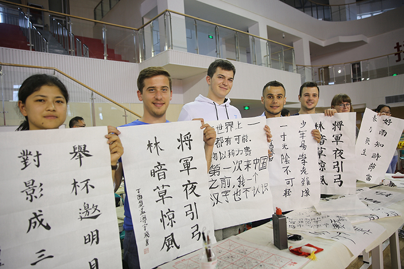 2017年6月5日，來自青島大學(xué)和中國石油大學(xué)（華東）的外國留學(xué)生在展示剛剛現(xiàn)場(chǎng)完成的書法作品。