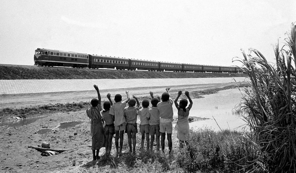 贊比亞魯西瓦西湖畔的少年兒童歡迎坦贊鐵路的列車通到他們的家鄉(xiāng)（1976年攝）。