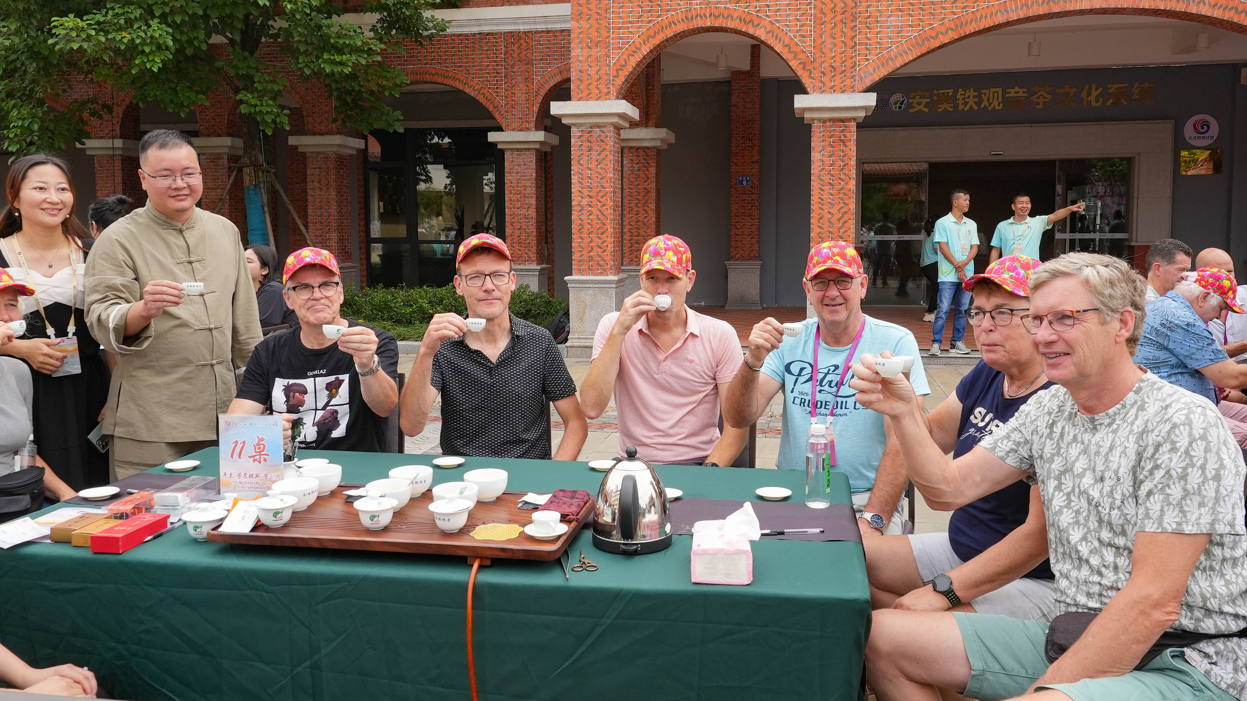 △2023年10月4日，福建泉州，外國人品中國茶。